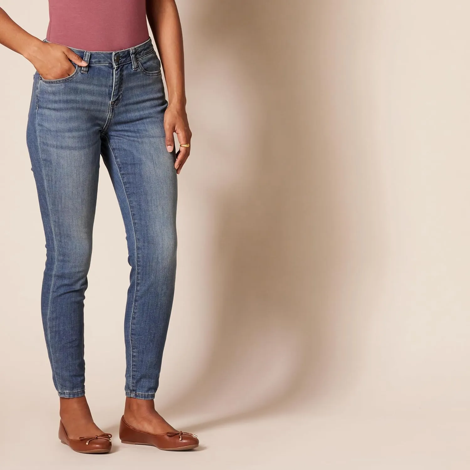 Amazon Essentials Women's Mid Rise Curvy Skinny Jean