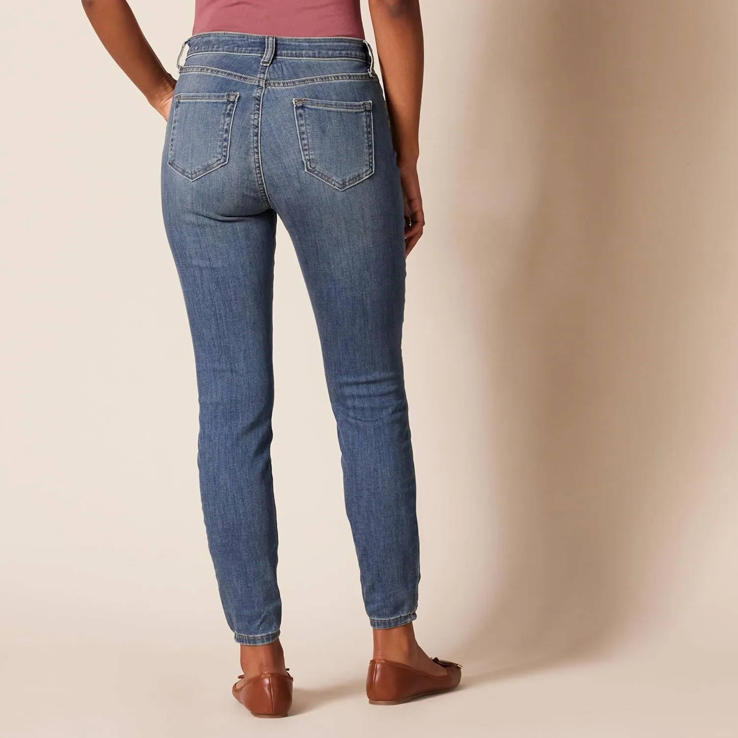 Amazon Essentials Women's Mid Rise Curvy Skinny Jean