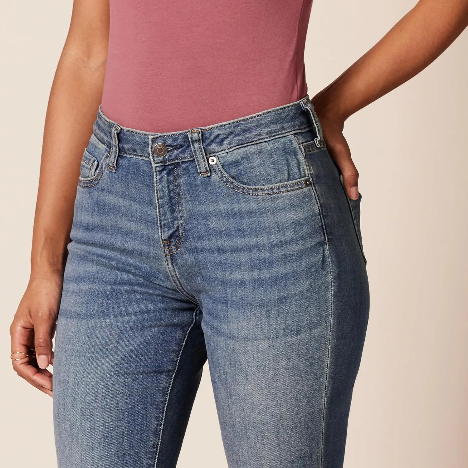 Amazon Essentials Women's Mid Rise Curvy Skinny Jean