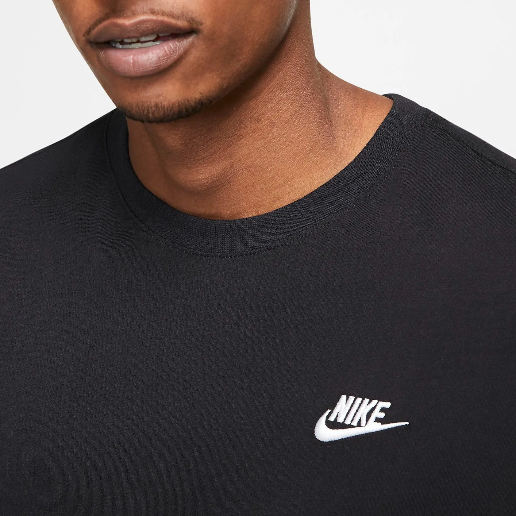 Men's Nike Essential Embroidered Tee (Slim Fit)(Black/White)(AR4999-013)
