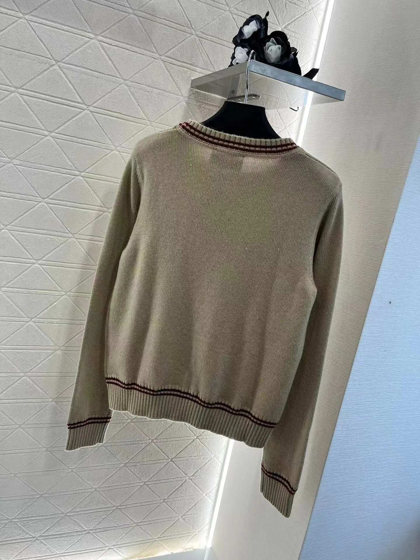 New knitted long sleeve top